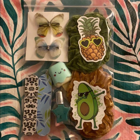 10 Piece Hair & Nail Accessories Beauty Bundle Set Lip Gloss Scrunchies Clips - Picture 2 of 12